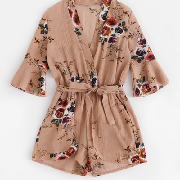 ROMWE Other - Fluted Sleeve Floral Print Surplice Romper